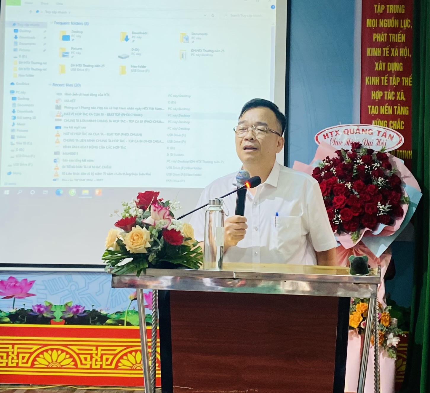 a Khoa phát biểu